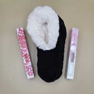 Yara Fragrence Boxes With Cozy Black and White Women's Slipper Socks